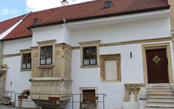 Historischer Hauptplatz Sitzendorf Mittelalterliches Gebäude am Hauptplatz in Sitzendorf