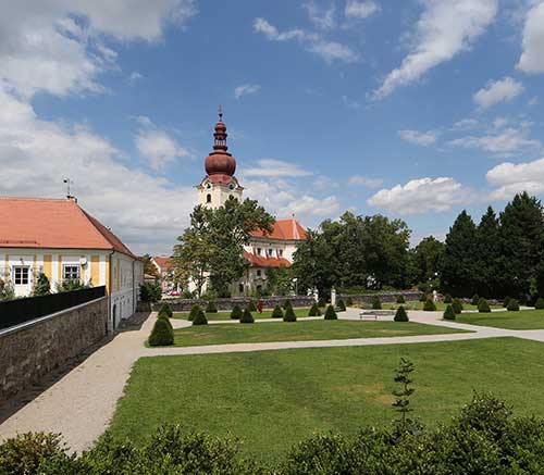 Ravelsbach Rundwanderweg bei der Kirche mit Barockgarten