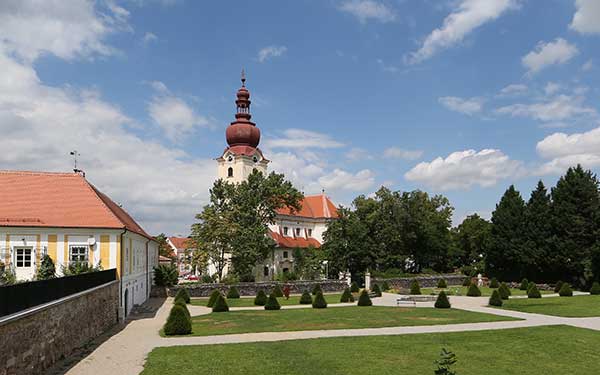 Ravelsbach Rundwanderweg bei der Kirche mit Barockgarten