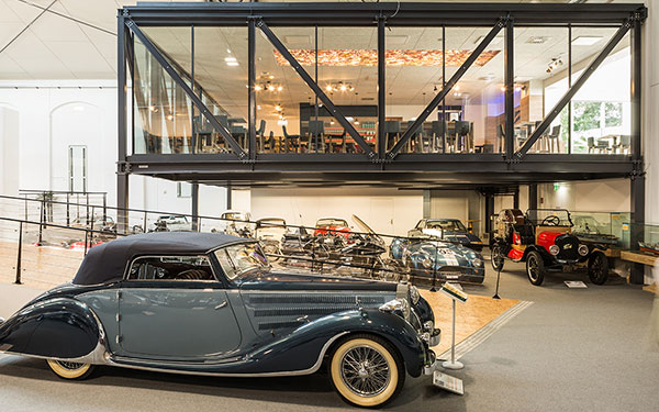 Die neue Vinothek am Heldenberg mit Blick auf das Oldtimer Museum